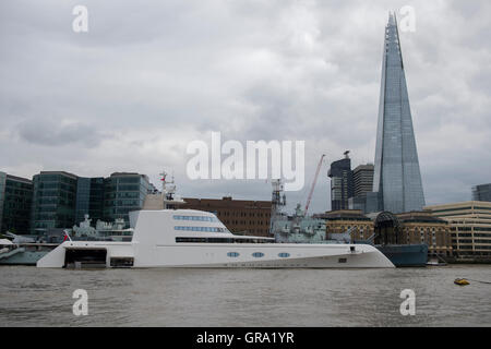 Un 390ft motor yacht appartenente al magnate russo Andrey Melnichenko sul Fiume Tamigi a Londra. Foto Stock