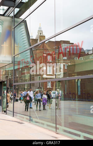Riflessioni nel quartier generale della Salvation Army International, Queen Victoria Street, Londra UK nel mese di settembre Foto Stock
