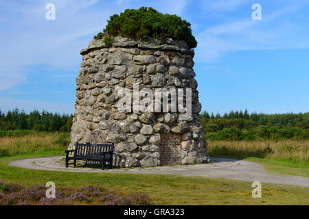 Memorial cairn presso il campo di battaglia di Culloden sito su Culloden Moor, vicino a Inverness, Highland, Scozia Foto Stock