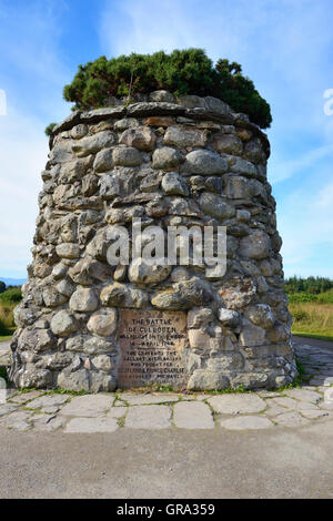 Memorial cairn presso il campo di battaglia di Culloden sito su Culloden Moor, vicino a Inverness, Highland, Scozia Foto Stock