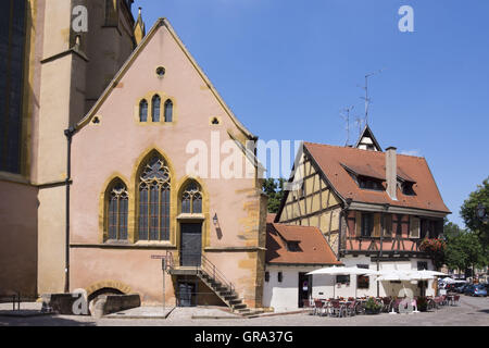Chiesa di San Mattheus e di un ristorante esterno, Colmar, Alsazia, Francia, Europa Foto Stock