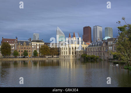 Binnenhof e museo Mauritshuis, grattacieli all'indietro, l'Aia, Paesi Bassi, Europa Foto Stock