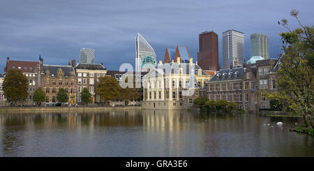 Vista panoramica Binnenhof e museo Mauritshuis, grattacieli all'indietro, l'Aia, Paesi Bassi, Europa Foto Stock