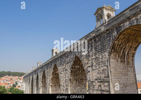 Il Águas Livres Acquedotto (Aqueduto das Águas Livres, 'Acquedotto di acque libere') è un acquedotto storico di Lisbona. Foto Stock