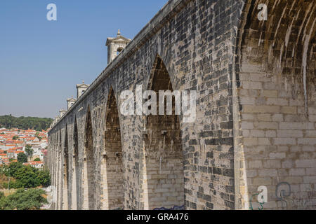 Il Águas Livres Acquedotto (Aqueduto das Águas Livres, 'Acquedotto di acque libere') è un acquedotto storico di Lisbona. Foto Stock