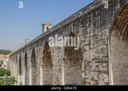 Il Águas Livres Acquedotto (Aqueduto das Águas Livres, 'Acquedotto di acque libere') è un acquedotto storico di Lisbona. Foto Stock