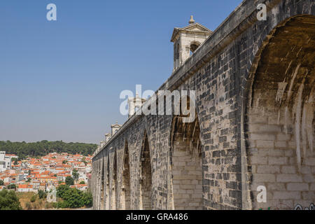 Il Águas Livres Acquedotto (Aqueduto das Águas Livres, 'Acquedotto di acque libere') è un acquedotto storico di Lisbona. Foto Stock