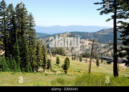 Escursioni presso Squaw Valley Ski Resort at Olympic Valley, California in estate. Vista di KT-22 e High Camp Foto Stock