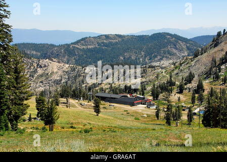 Escursioni presso Squaw Valley Ski Resort at Olympic Valley, California in estate. Vista di High Camp e KT-22 Foto Stock