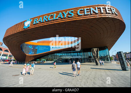 NEW YORK CITY - Agosto 30, 2016: pedoni passano sotto l'architettura distintiva della Barclays Center complesso sportivo. Foto Stock