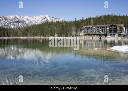 Lago Eibsee con Eibsee Hotel, Grainau, Alta Baviera, Baviera, Germania, Europa Foto Stock