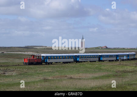 Isola treno, West Tower in background, Wangerooge, Est Frisone Isola, Frisia orientale, Bassa Sassonia, Germania, Europa Foto Stock