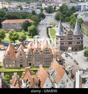 Holstentor, Holsten Gate e sale edificio di stoccaggio, Lubecca, città anseatica, Sito Patrimonio Mondiale dell'Unesco, Schleswig-Holstein, Germania, Europa Foto Stock