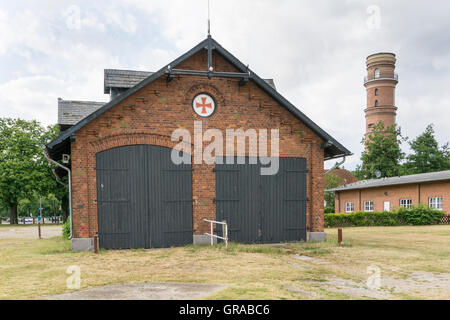 Vecchio faro e di salvataggio, stazione di Travemünde, città anseatica di Lubecca, Schleswig-Holstein, Germania, Europa Foto Stock