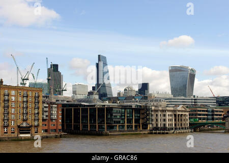 High-Rise edifici lungo il fiume Tamigi Foto Stock