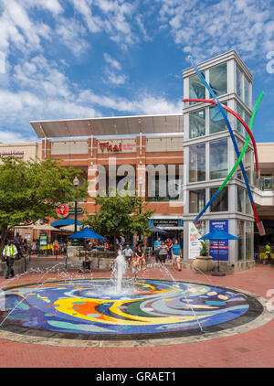 SILVER SPRING, MARYLAND, Stati Uniti d'America - fontana al centro di Silver Spring. Foto Stock