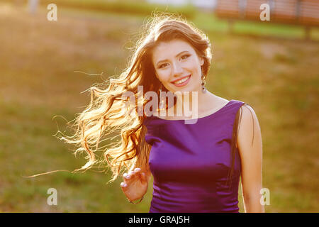 Bella giovane donna in posa nel parco Foto Stock