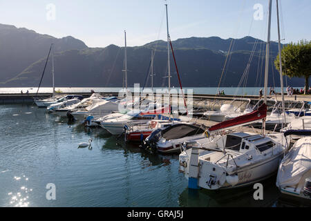 Yacht ormeggiati sul Lac du Bourget presso Le Petit Port, Aix-les-Bains, Savoie, Rhône-Alpes, in Francia. Foto Stock