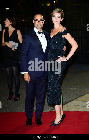 Stanley Tucci e Felicity Blunt arrivando al GQ Men of the Year Awards 2016 tenutasi presso la Tate Modern di Londra. Stampa foto di associazione. Picture Data: martedì 6 settembre, 2016. Vedere PA storia SHOWBIZ GQ. Foto di credito dovrebbe leggere: Ian West/PA FILO Foto Stock