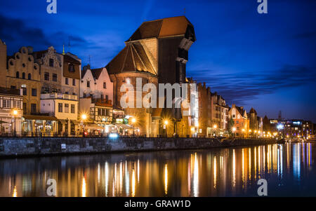 La gru presso il Museo Marittimo Nazionale nella città vecchia, Gdansk, Polonia. Il crance era una volta il più grande gru portuale in Europa medievale. Foto Stock