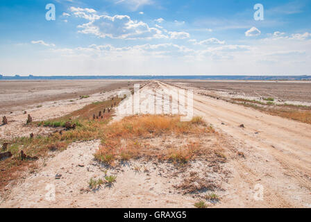 Sale essiccato lake shore sul cielo blu sullo sfondo Foto Stock