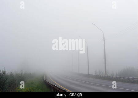 Vuoto mattina strada coperta di nebbia di mattina. Foto Stock