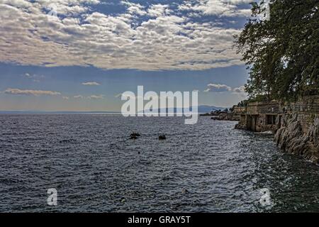 Serata al Lungomare In Lovran, Storico Waterfront tra Volosko, Opatija e Laurana Foto Stock