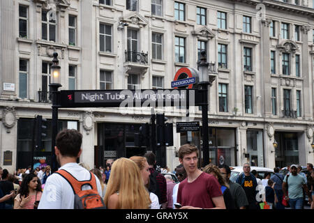 Oxford Circus stazione della metropolitana di Londra UK. Segno di promuovere i nuovi tutta la notte il servizio sulla linea Victoria, Agosto 2016 Foto Stock