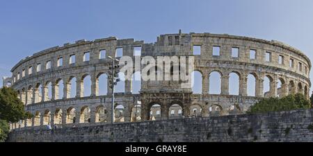 Anfiteatro romano di Pola, costruita dall'imperatore Vespasiano, Istria, Croazia, esterna a sud-ovest Foto Stock