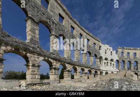 Anfiteatro romano di Pola, costruita dall'imperatore Vespasiano, interno, Istria, Croazia, rivolta verso nord Foto Stock