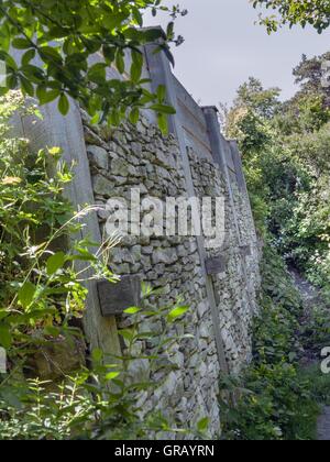 Ricostruito Pfostenschlitzmauer celtica sul altipiano del Monte Staffelberg Foto Stock