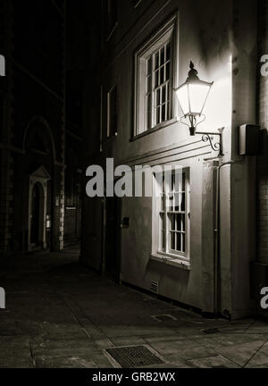 Vicolo medievale di notte nella città di Londra Foto Stock