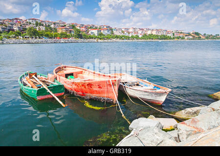 Tre antichi in legno barche da pesca ormeggiate nel porto piccolo di Avcilar, Istanbul, Turchia Foto Stock
