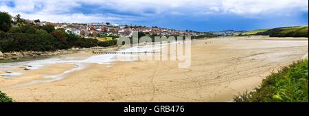 Una vista del fiume Gannel estuario e Crantock Beach vicino a Newquay in Cornovaglia, England, Regno Unito Foto Stock