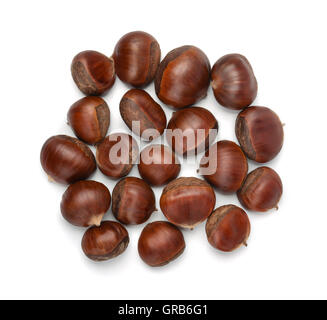 Vista dall'alto di intere sgusciate Castagne grezzo isolato su un bianco Foto Stock