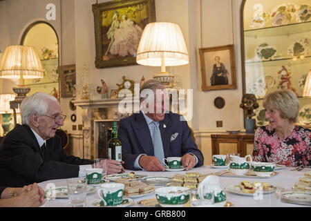 Il Principe di Galles (centro), patrono, la Battaglia di Bretagna Fighter Associazione, colloqui a volo Officer Ken Wilkinson e altri ospiti durante un ricevimento per la Battaglia di Bretagna Fighter Associazione a Clarence House nel centro di Londra. Foto Stock