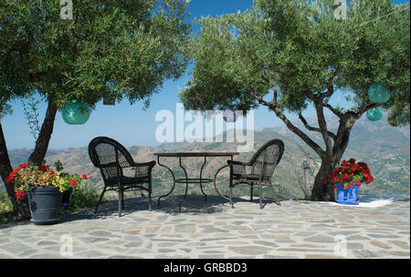 Tavolo e due sedie e un bella vista Foto Stock