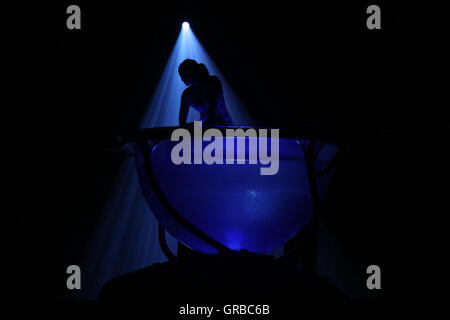 Artisti eseguono sul palco durante un abito rehersal per Cirque Du Soleil Amaluna prima della sua apertura di mercoledì in big top a Manchester Trafford Centre. Foto Stock