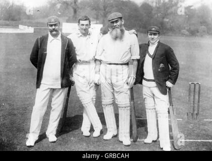 W.G. Grazia con il compagno il cricketers da sinistra Billy Murdoch, C.B. Repubblica federale di Iugoslavia e Charlie Macartney circa 1900 Foto Stock