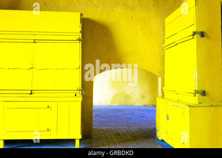 Pareti gialle nell'ingresso principale al centro storico della città murata di Cartagena, Colombia Foto Stock