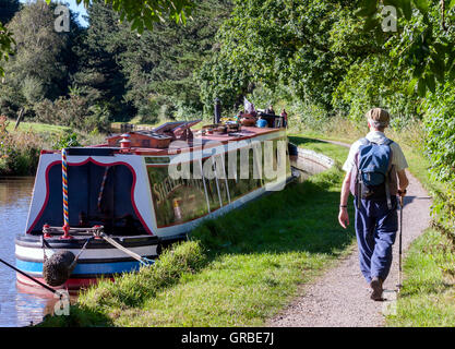 Senior uomo a camminare lungo la strada alzaia del Canale Foto Stock