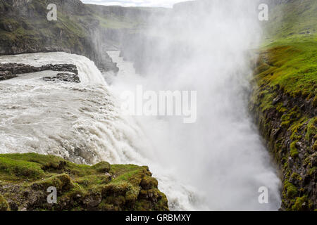 Cascate Gullfoss, Golden Falls, scende a 32 metri, 105 ft in un canyon, Islanda, nel sud-ovest dell'Islanda, Golden Circle Tour Foto Stock