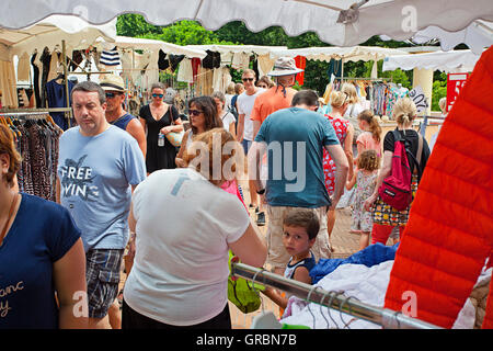 Street Market scene a Valbonne, Grasse, Francia Foto Stock