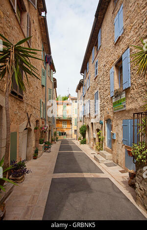 Street Market scene a Valbonne, Grasse, Francia Foto Stock