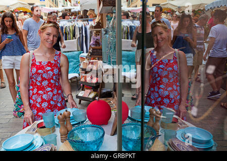 Street Market scene a Valbonne, Grasse, Francia Foto Stock