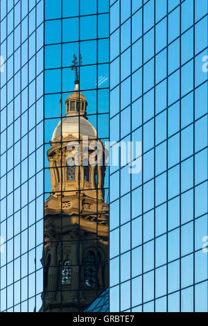 La riflessione della Cattedrale Metropolitana in una parete di vetro in Plaza de Armas, Santiago Foto Stock