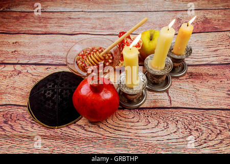 Rosh hashanah jewesh torah vacanze prenota, miele, apple e melograno su un tavolo di legno. simboli tradizionali. Foto Stock