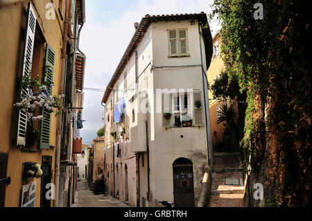 Pittoresca cittadina Menton sulla Riviera Francese, Unfar frontiera con l'Italia, le Alpi francesi, Francia Foto Stock