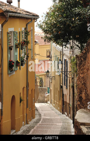 Pittoresca cittadina Menton sulla Riviera Francese, Unfar frontiera con l'Italia, le Alpi francesi, Francia Foto Stock