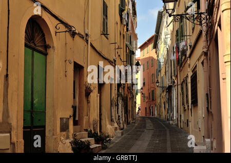 Pittoresca cittadina Menton sulla Riviera Francese, Unfar frontiera con l'Italia, le Alpi francesi, Francia Foto Stock